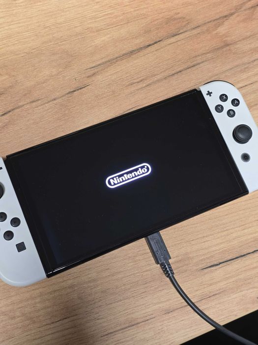 Nintendo Switch OLED + karta 256 GB + Etui + Folia