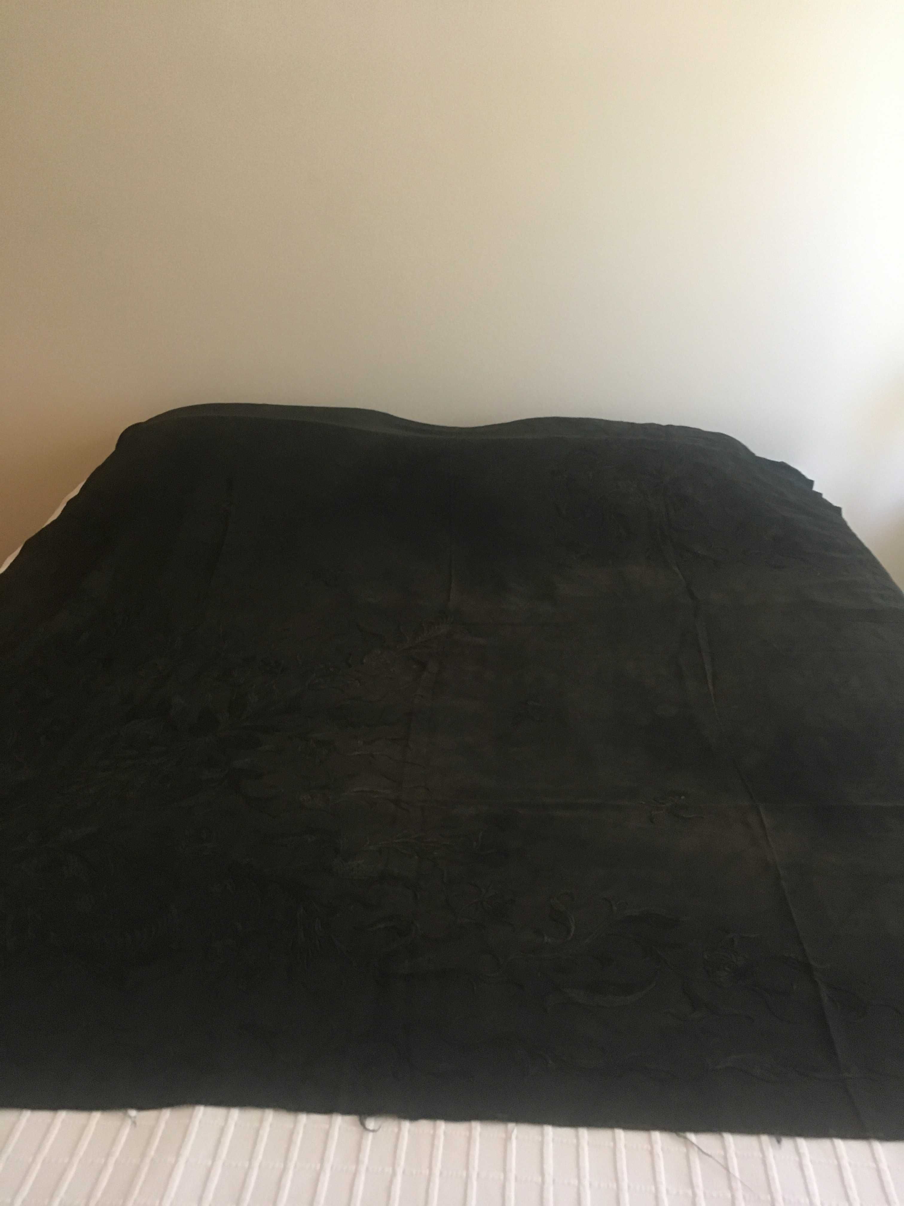 Xaile / lenço seda natural bordado à mão muito antigo