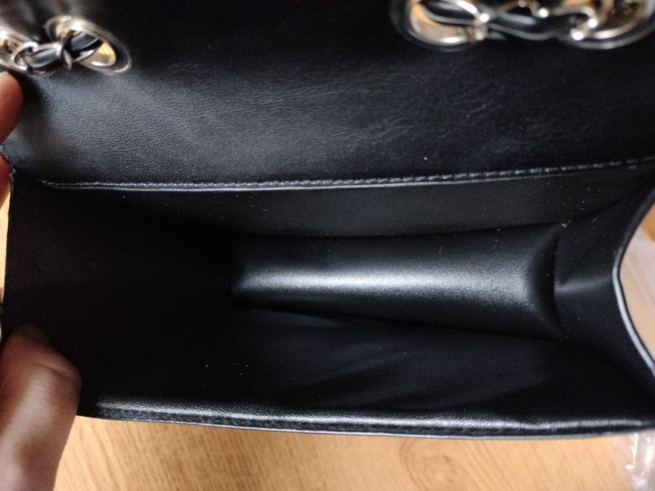 Nowa torebka czarna ekoskóra, listonoszka na łańcuszku, mała, eleganck