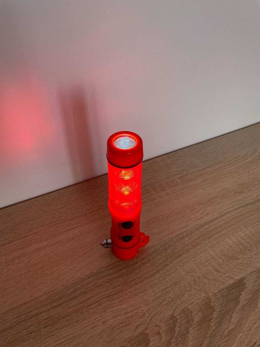 Niezbędnik  do auta 6w1 latarka młotek przecinak do pasów