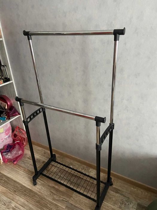 Пересувна вішалка для спальні