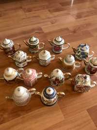 14 chaleiras ou bules em porcelana em miniatura