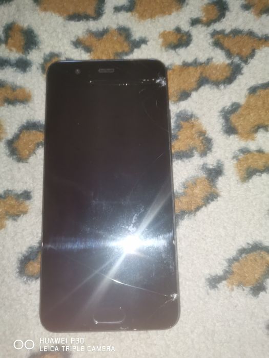 Смартфон Хуавей Р10 и мини телефон