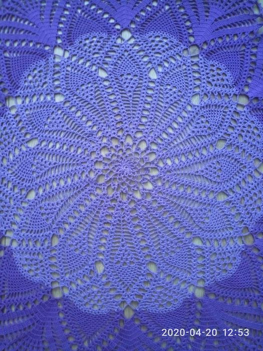 Скатерть сиреневого цвета, диаметром 112 см.из х/б пряжи (двуцветная)