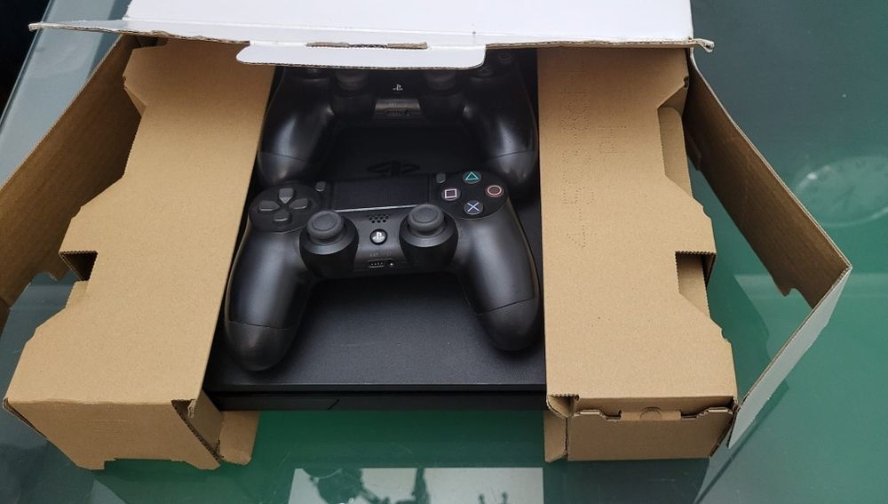 PlayStation PS4 com caixa