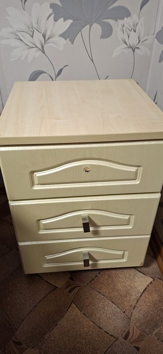 Тумбочка прикроватная