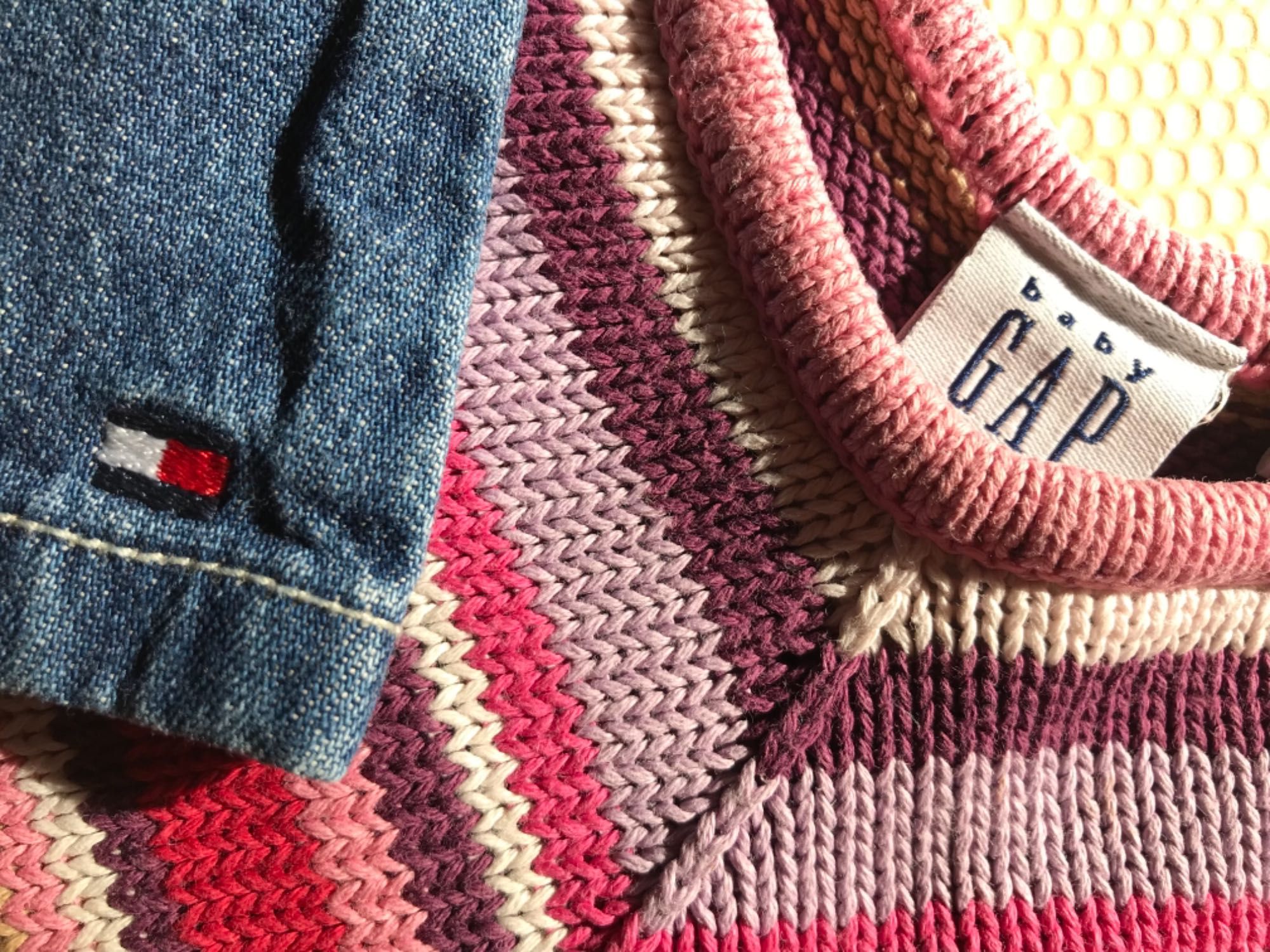 Sweterek z frędzlami GAP spodnie dzwony Tommy Hilfiger boho hippie