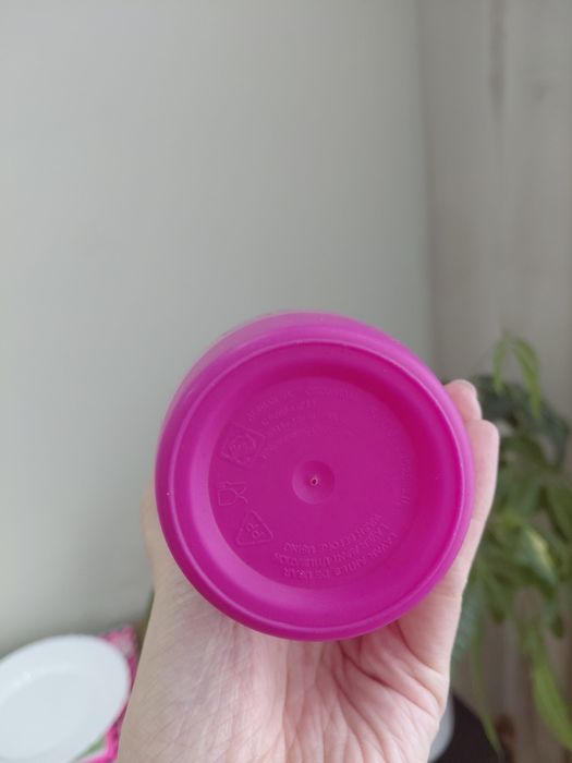 Różowe plastikowe kubki na piknik