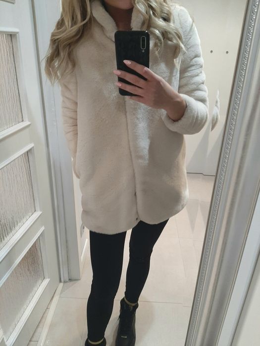 Kremowe futerko Vero Moda S