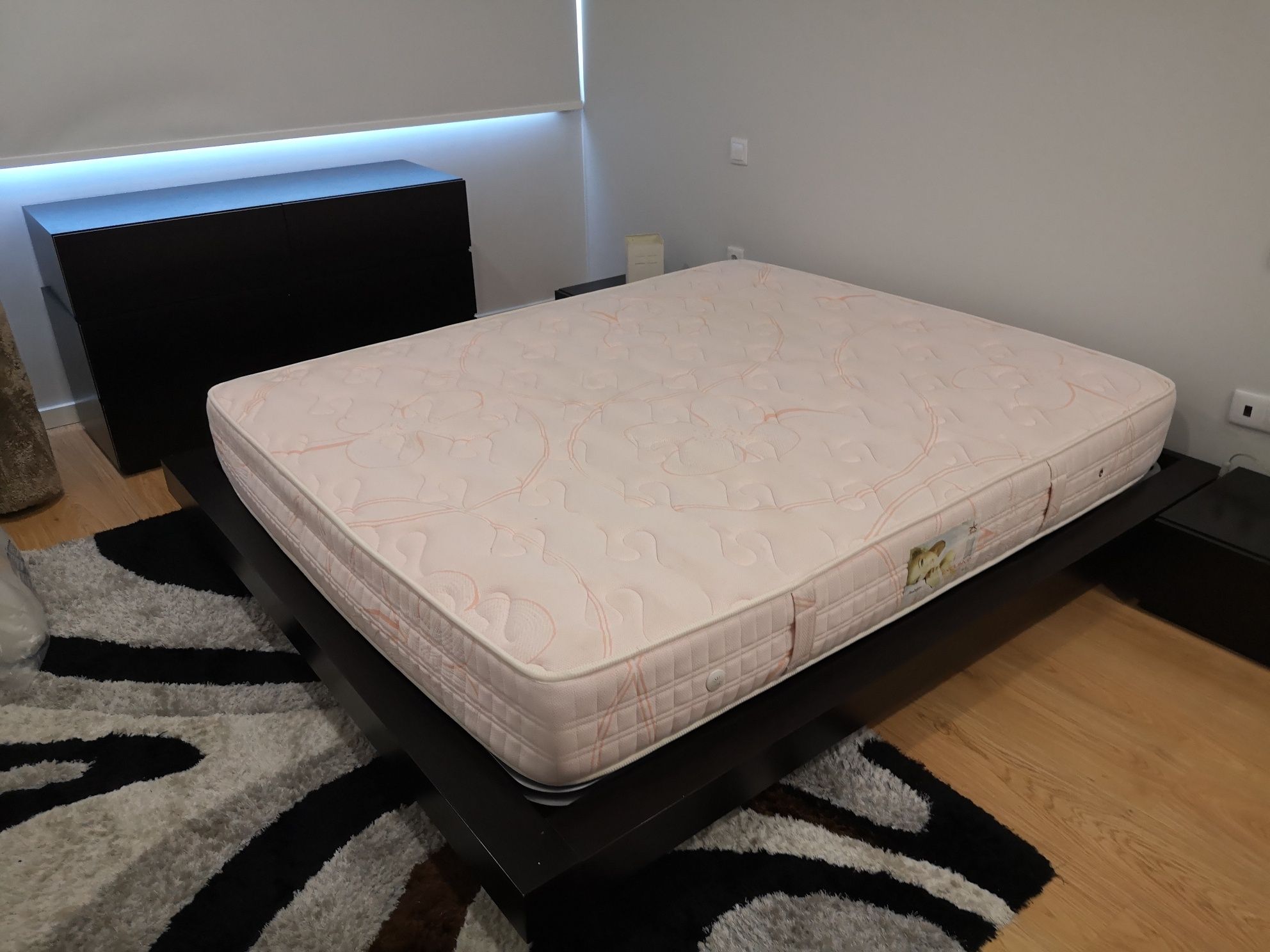 Vendo cama de casal com mesas de cabeceira