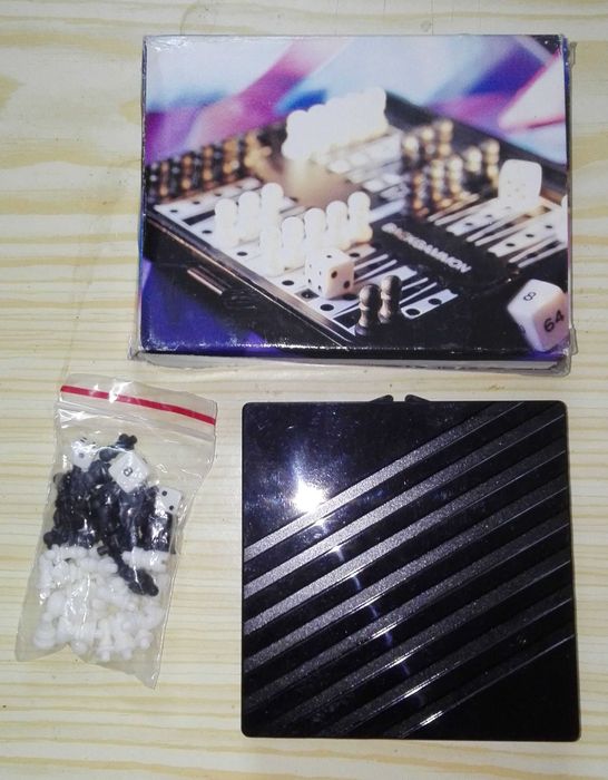 Caixa com tabuleiros de jogo Chess e Backgammon