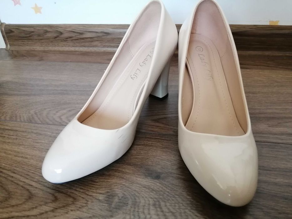 Лакові туфли-лодочки беж 38 розмір (на новорічну вечірку)