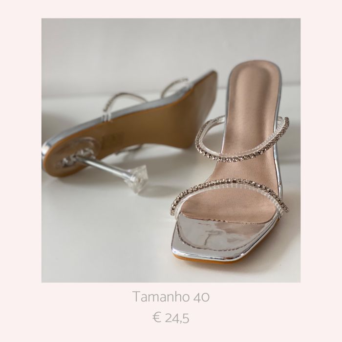 Sandalia Prateada com Pedra Brilho Salto Quadrado