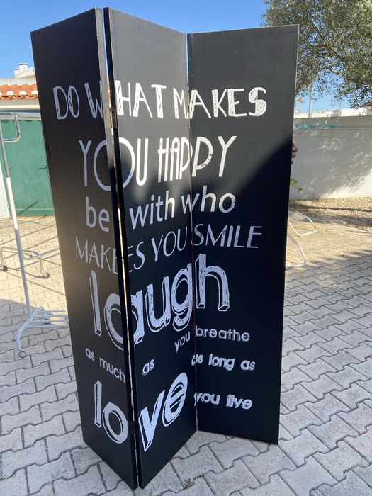 Biombo preto com letras brancas