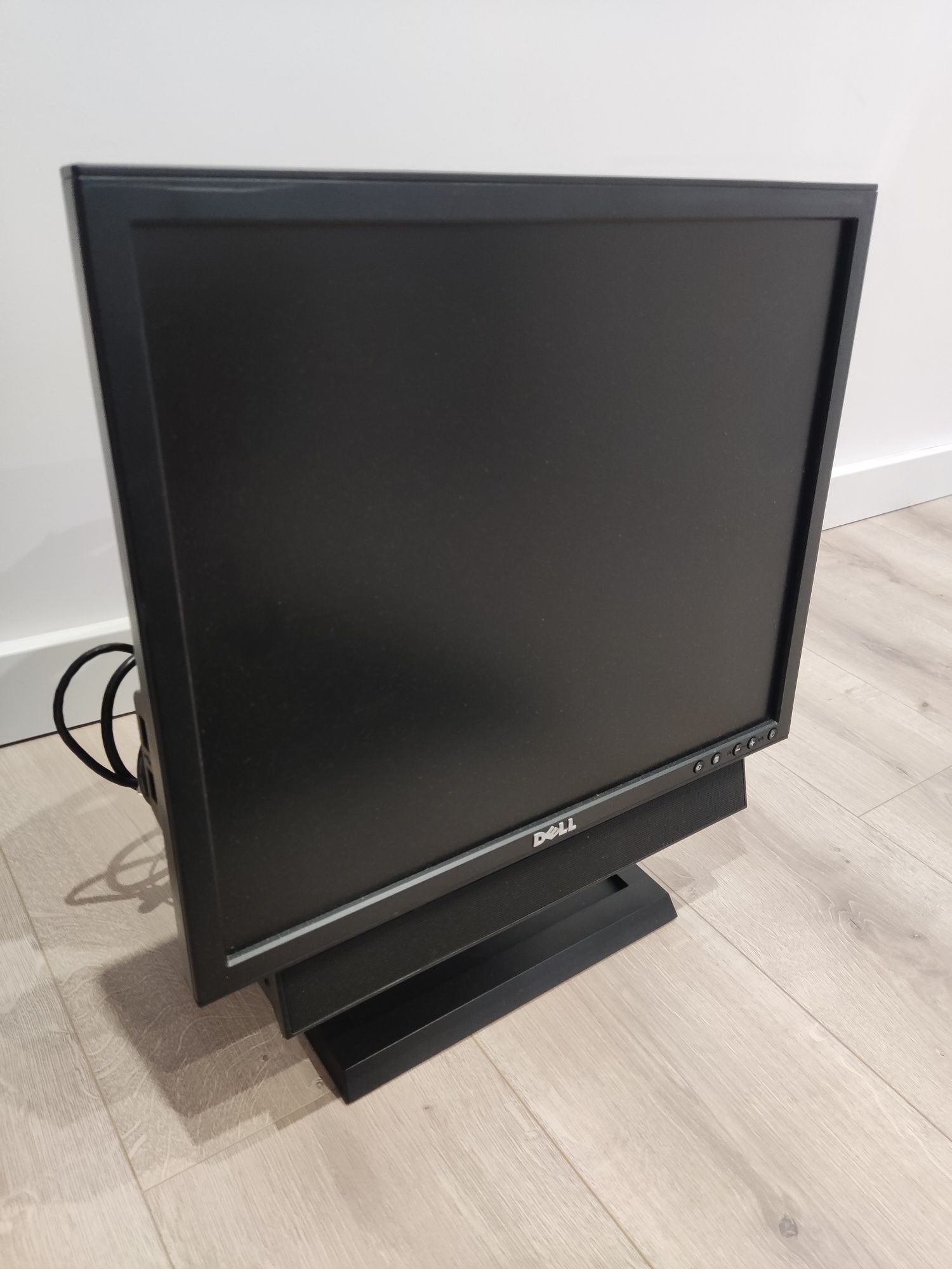 Komputery Dell 4 sztuki + 1 zintegrowany monitor