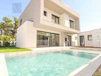Moradia V3 com Garagem, Jardim e Piscina na Aroeira