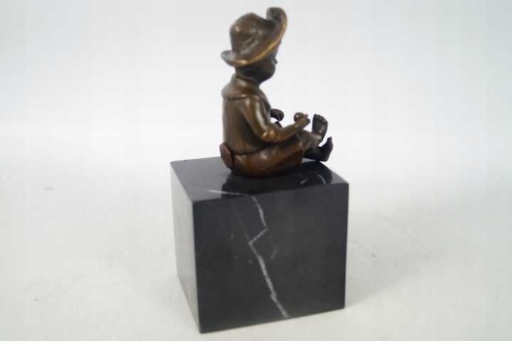 Siedzący chłopiec figura z brązu rzeźba sygnowana