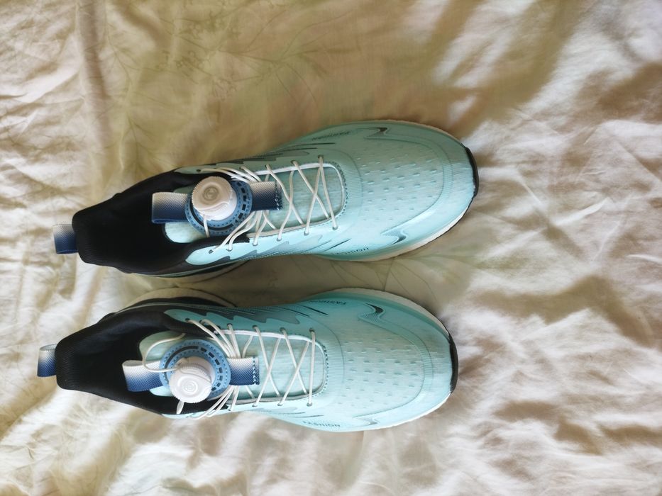 Кросівки з дисковим регулятором затяжки шнурків