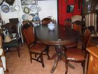 Mesa oval extensível com cadeiras