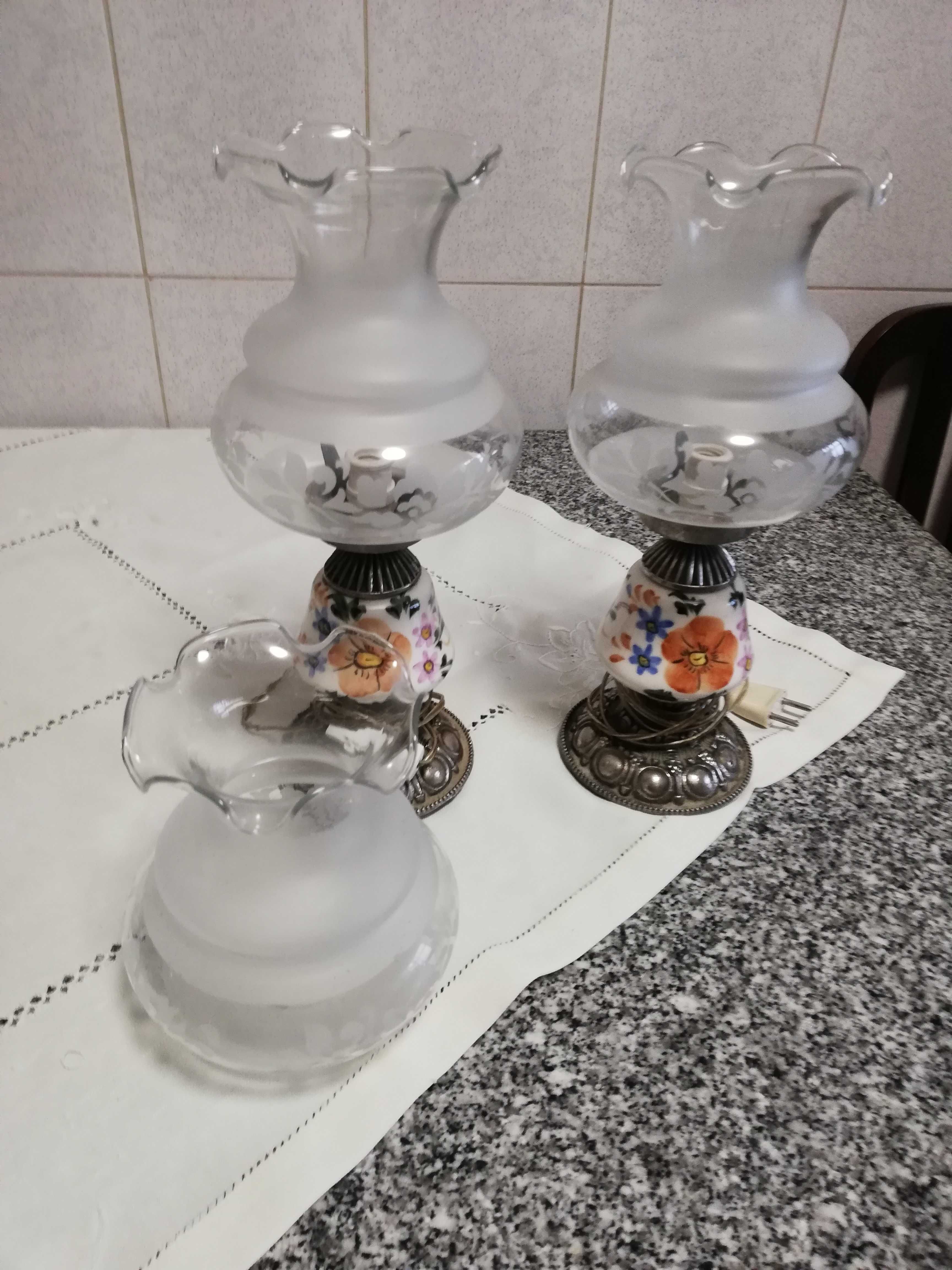 candeeiros de mesinha de cabeceira em porcelana com abajur em vidro