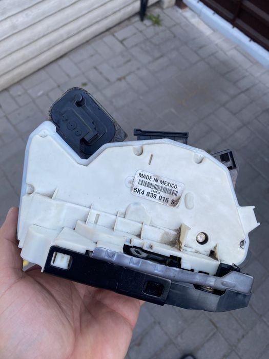 Продам правий задній замок на Volkswagen Passat NMS