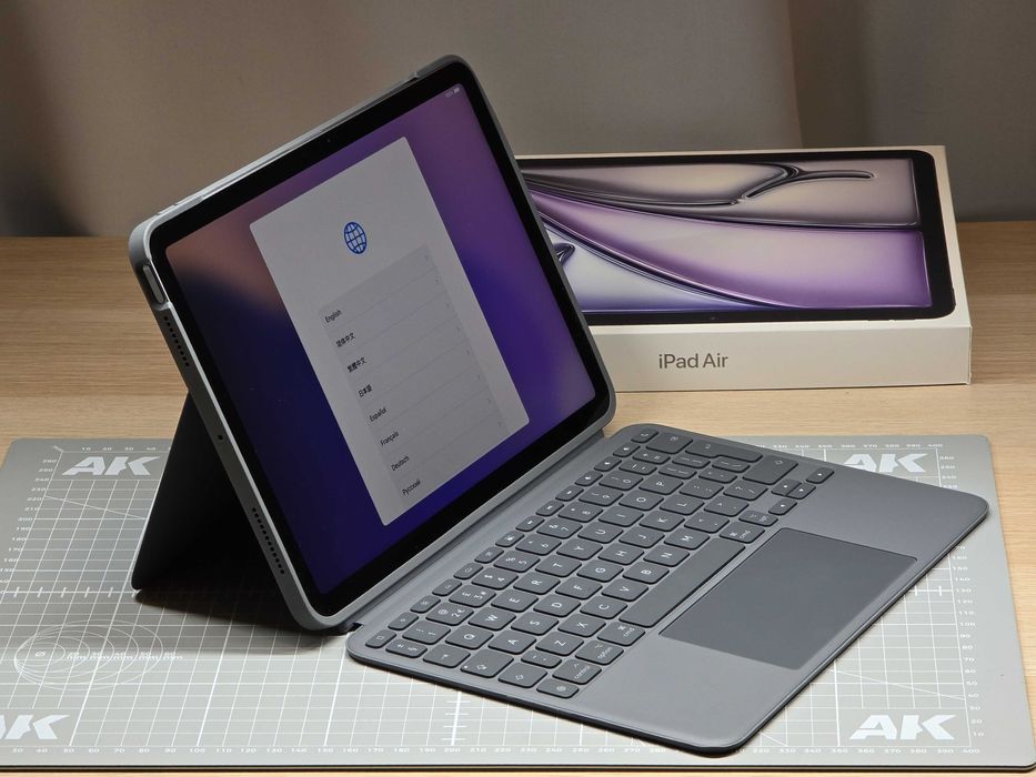 iPad Air 11" A3266, 128GB, Gwiezdna Szarość z Logitech Combo Case