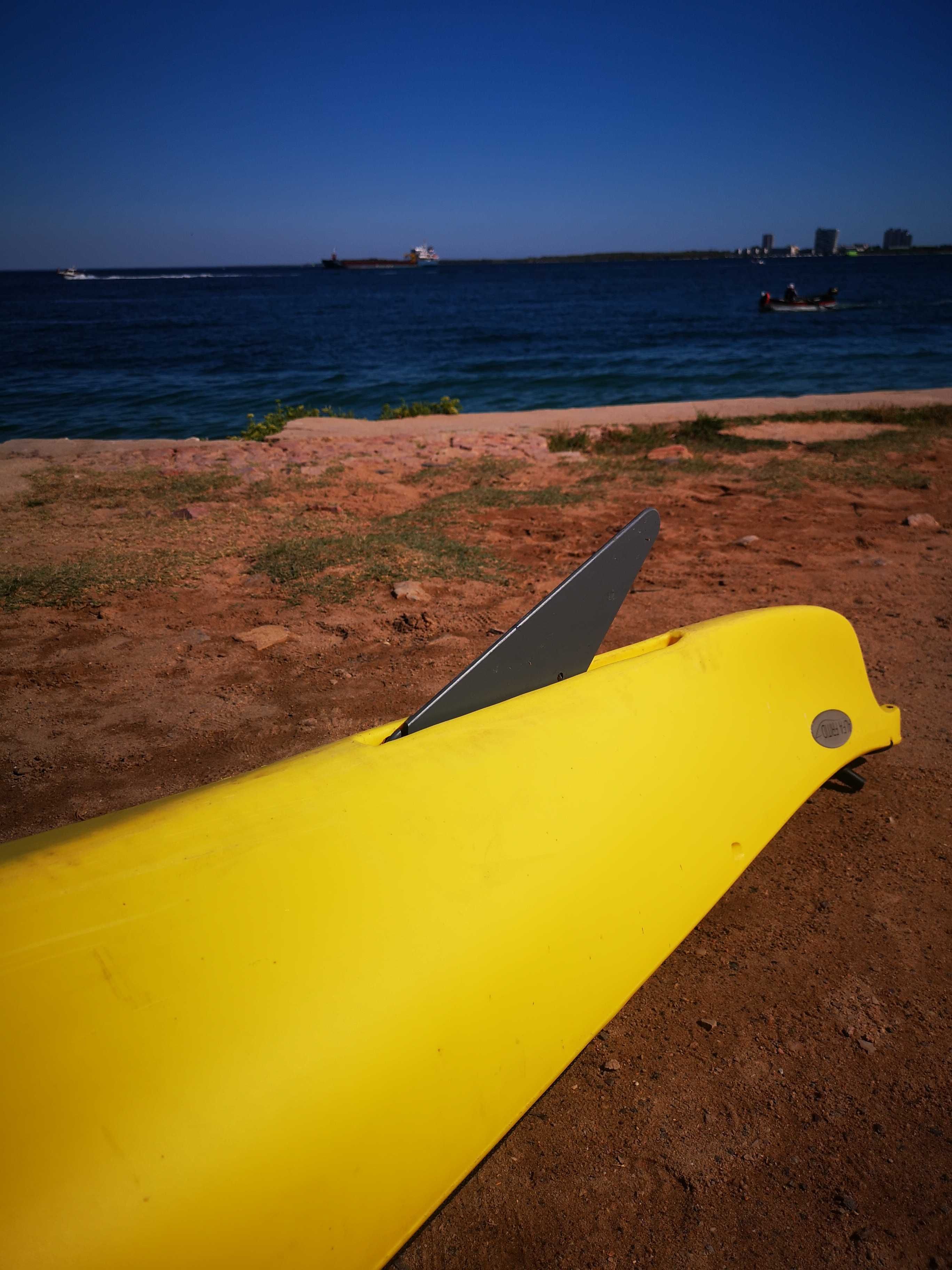 Kayak de mar com equipamento