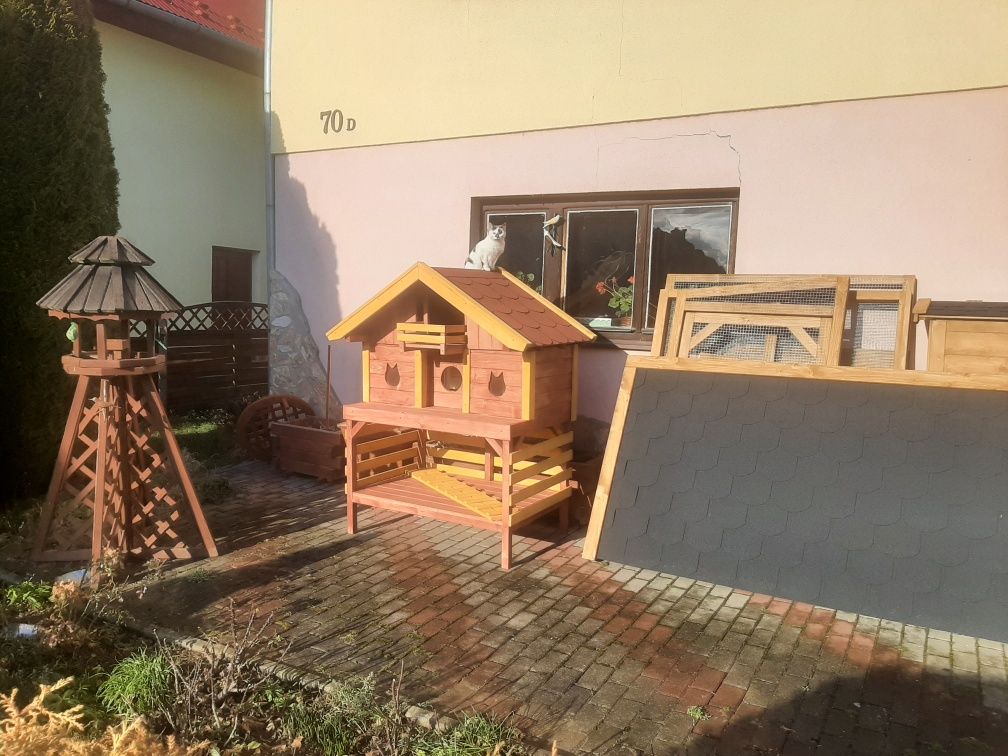 Buda dla kota z podestem