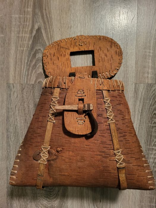 Antigo Cesto de Pesca em Pele