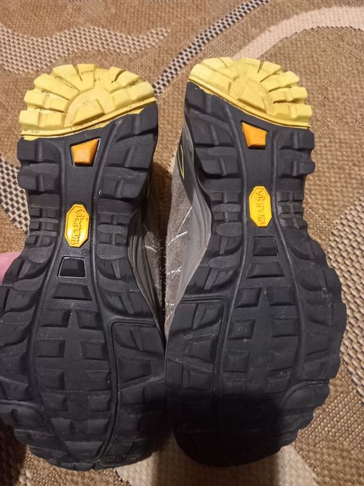 Кросівки бренду Scarpa