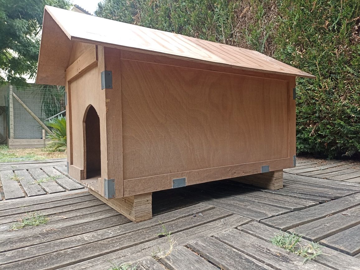 Casota para cães (porte médio) em madeira maciça, en ótimo estado