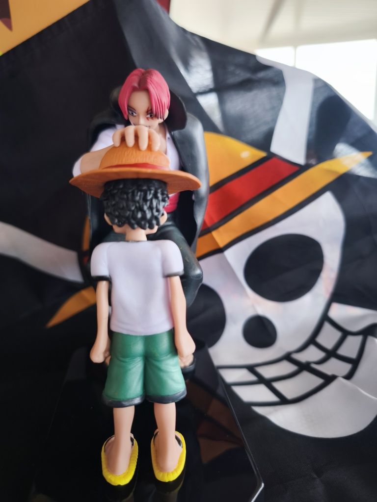 Figura Luffy & Shanks - Momento Icônico de One Piece - Para Fãs e Cole