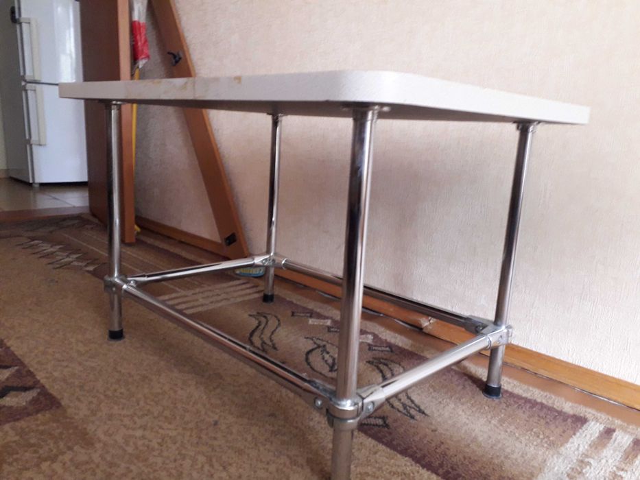 Столик кавовий на металевих ніжках