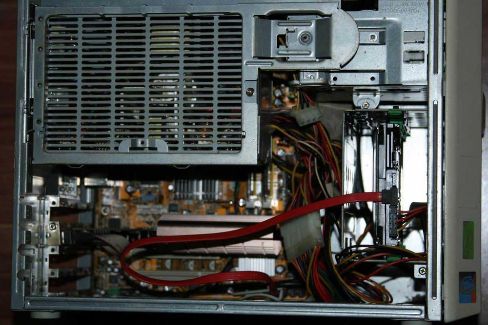 Komputer  z  płytą  Asus  serii P5  i  procesorem  Quad  Q8300
