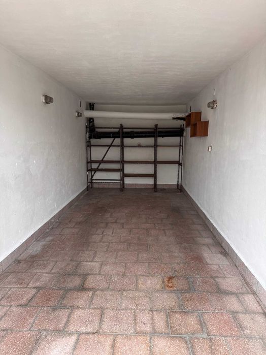 Garaż z wodą (osobny  wodomierz), prąd, ogrzewanie w budynku murowanym