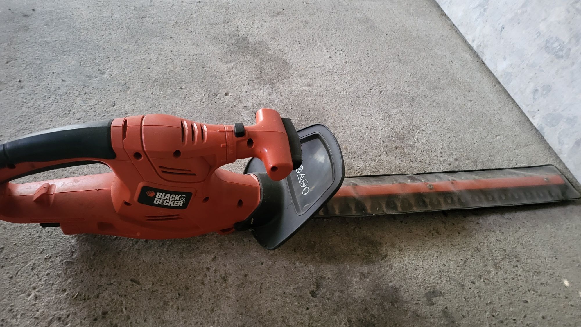 Sekator, nożyce elektryczne do żywopłotu Black&Decker