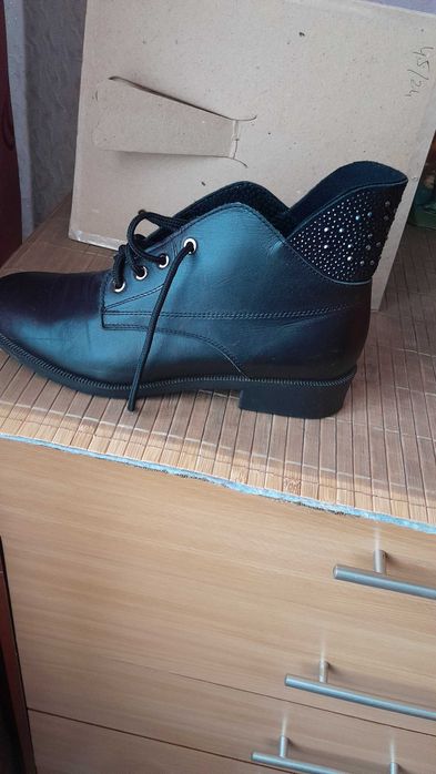 Ботинки, весна,колір чорний, дуже гарні,кожа,розмір 38