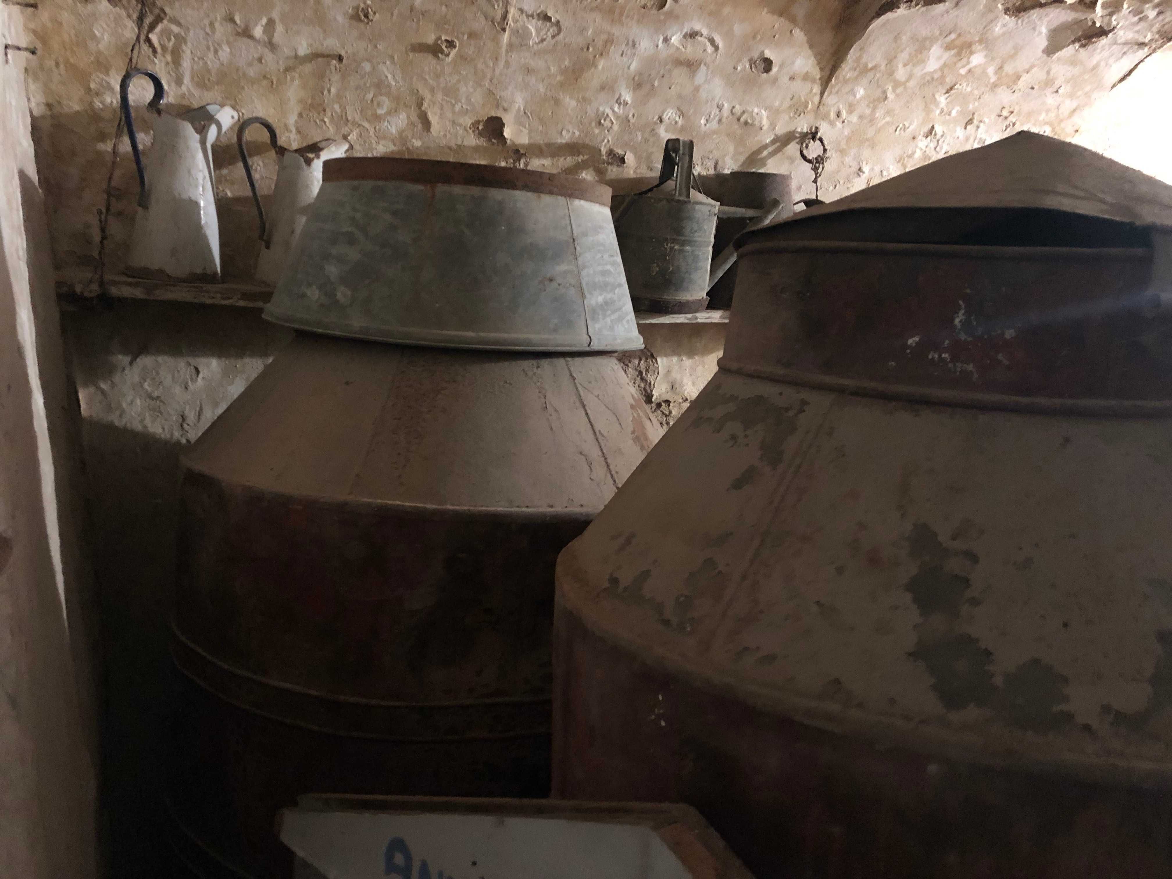 Talhas antigas de azeite, em lata, em bom estado.