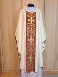 Ornat kremowy, szaty liturgiczne, stuła wewnętrzna.