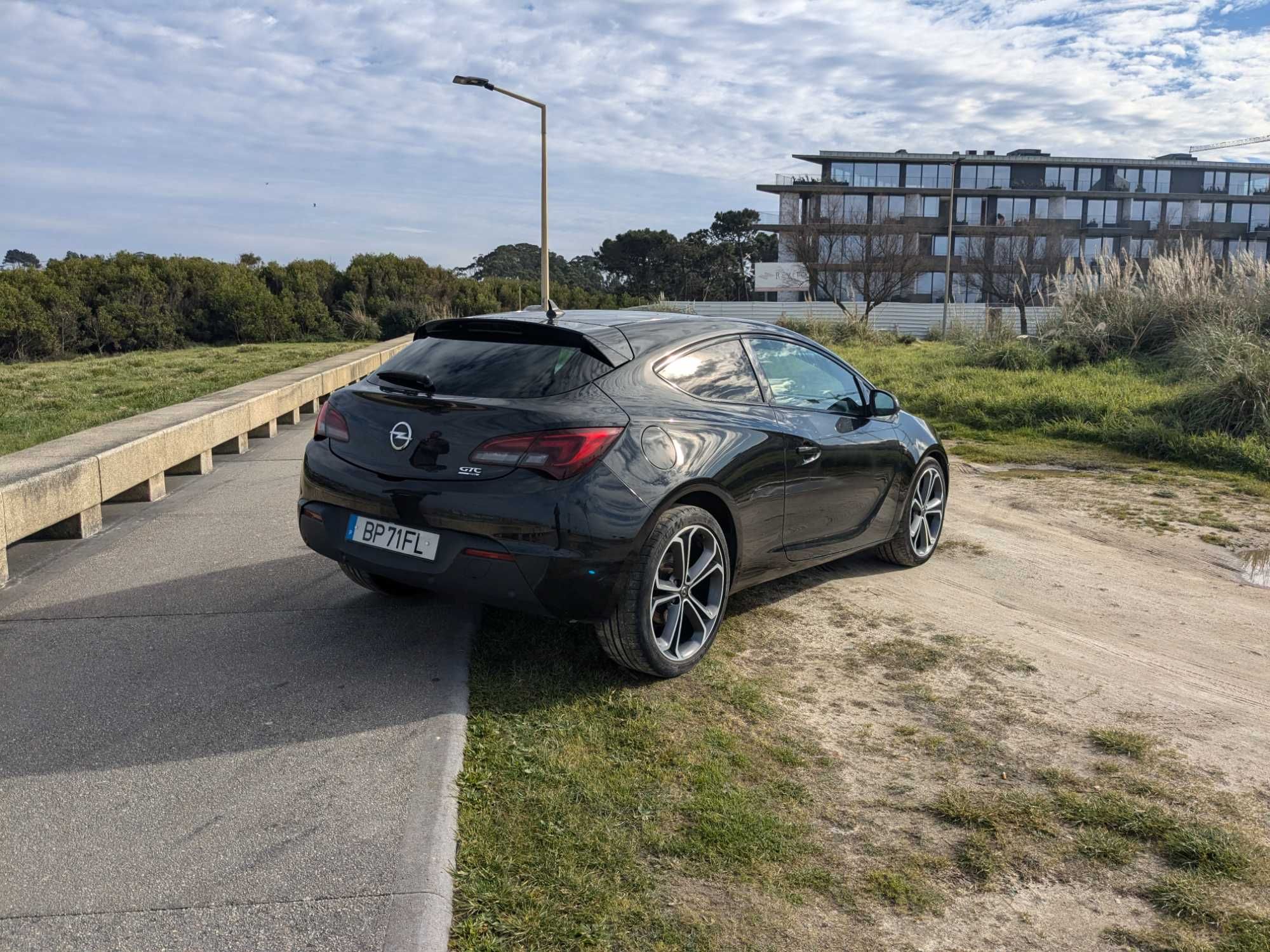 Opel Astra J GTC Limited Edition 147de200 PREÇO SÓ ESTA SEMANA.