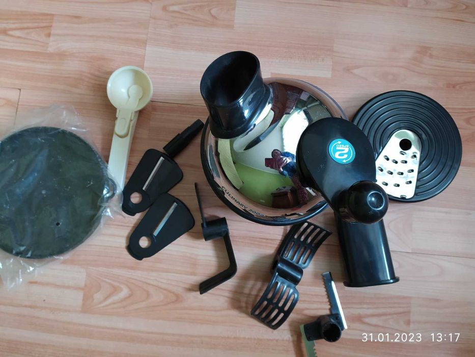 Ручний комбайн подрібнювач з насадками.