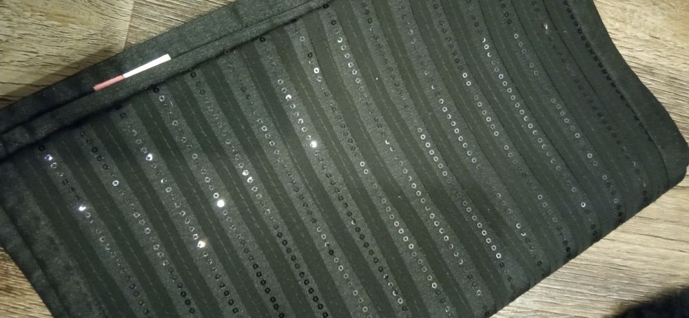 Czarny bieżnik pokryty czarnymi cekinami.