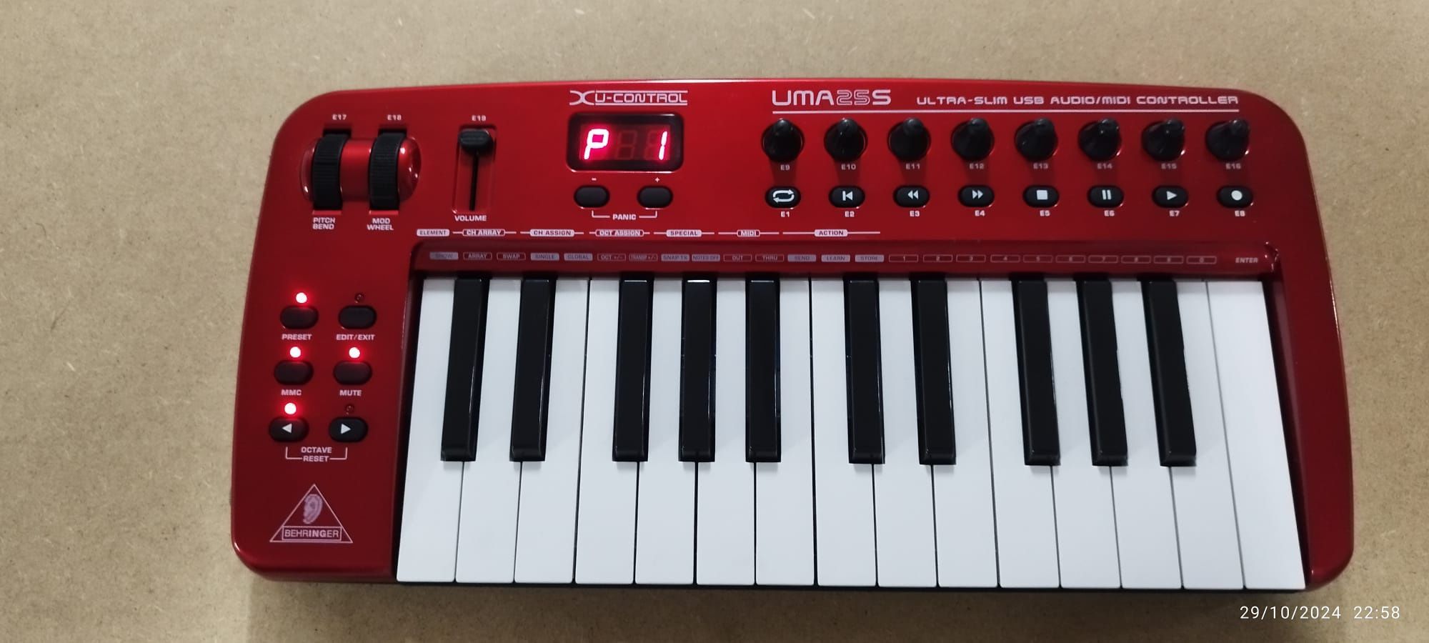 Controlador midi /USB Behringer UMA25s