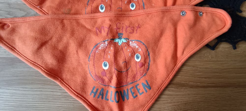 Dwa śliniaki i papcie w dynie na Halloween