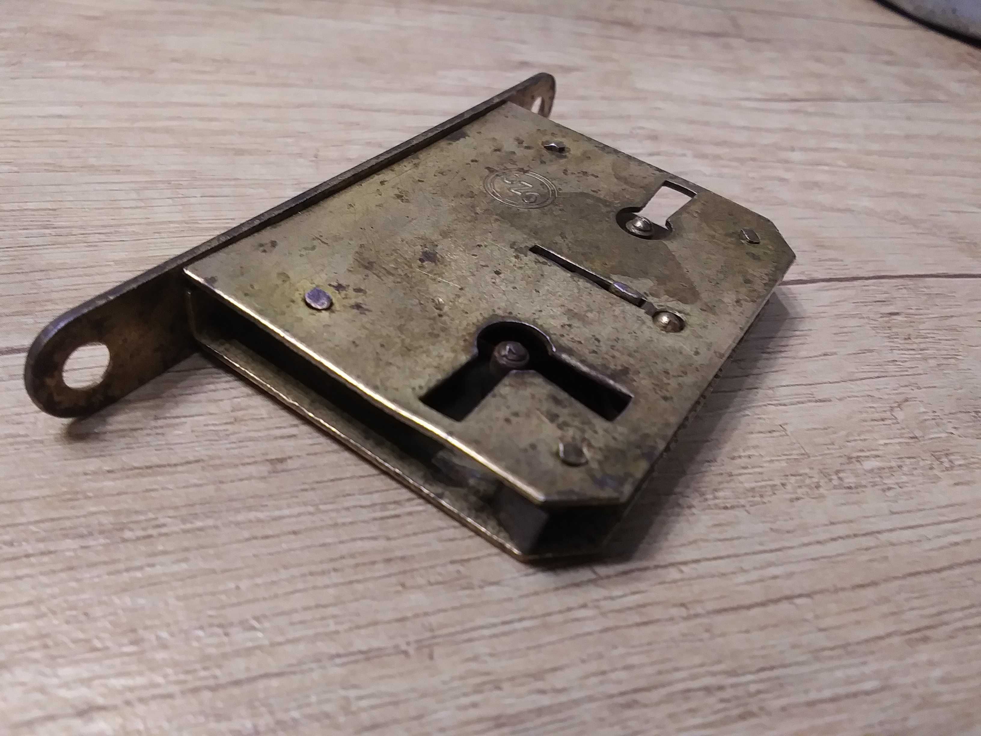 Stary zamek do drzwi kredensu komody mebli mały meblowy metalowy zamek