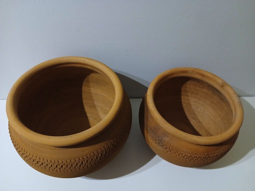 Vasos de barro redondos com trabalhado