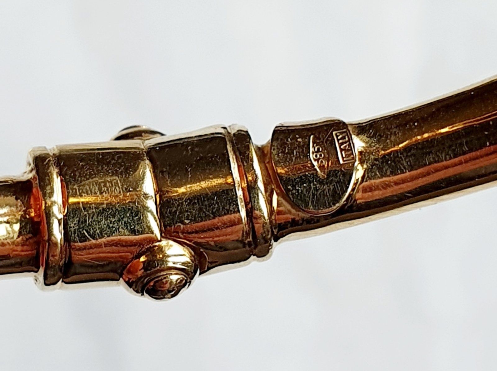 Продам золотой браслет-скоба с янтарем