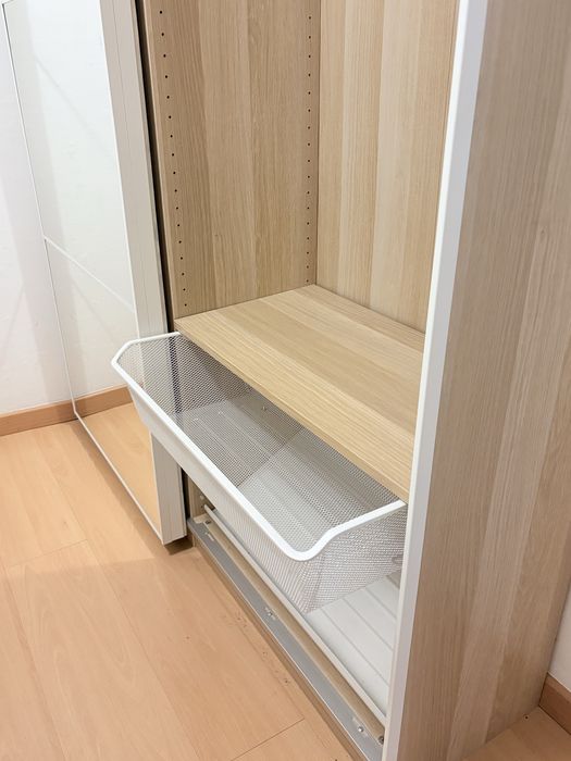 Roupeiro PAX com portas de correr espelhadas