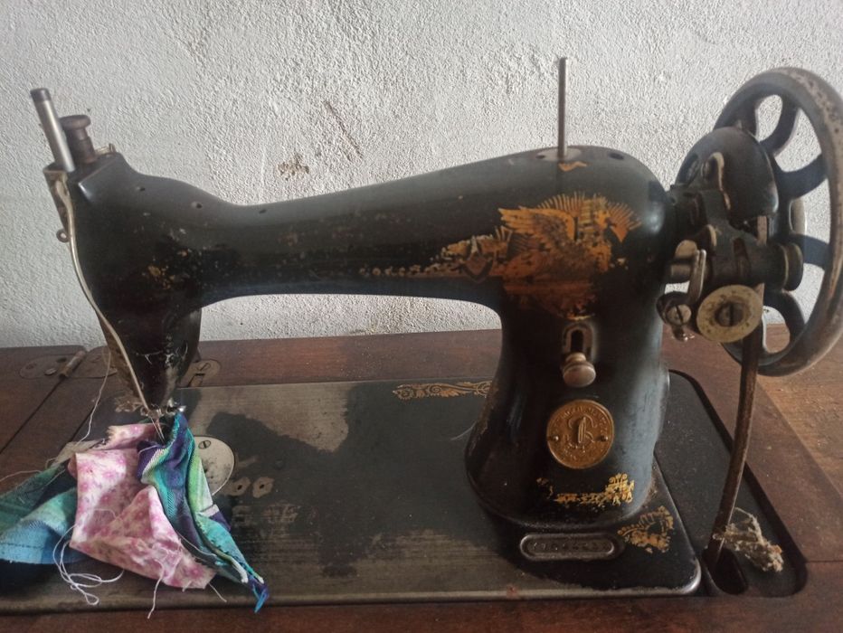 Старовинна  швейна машина ножна Singer оригінал