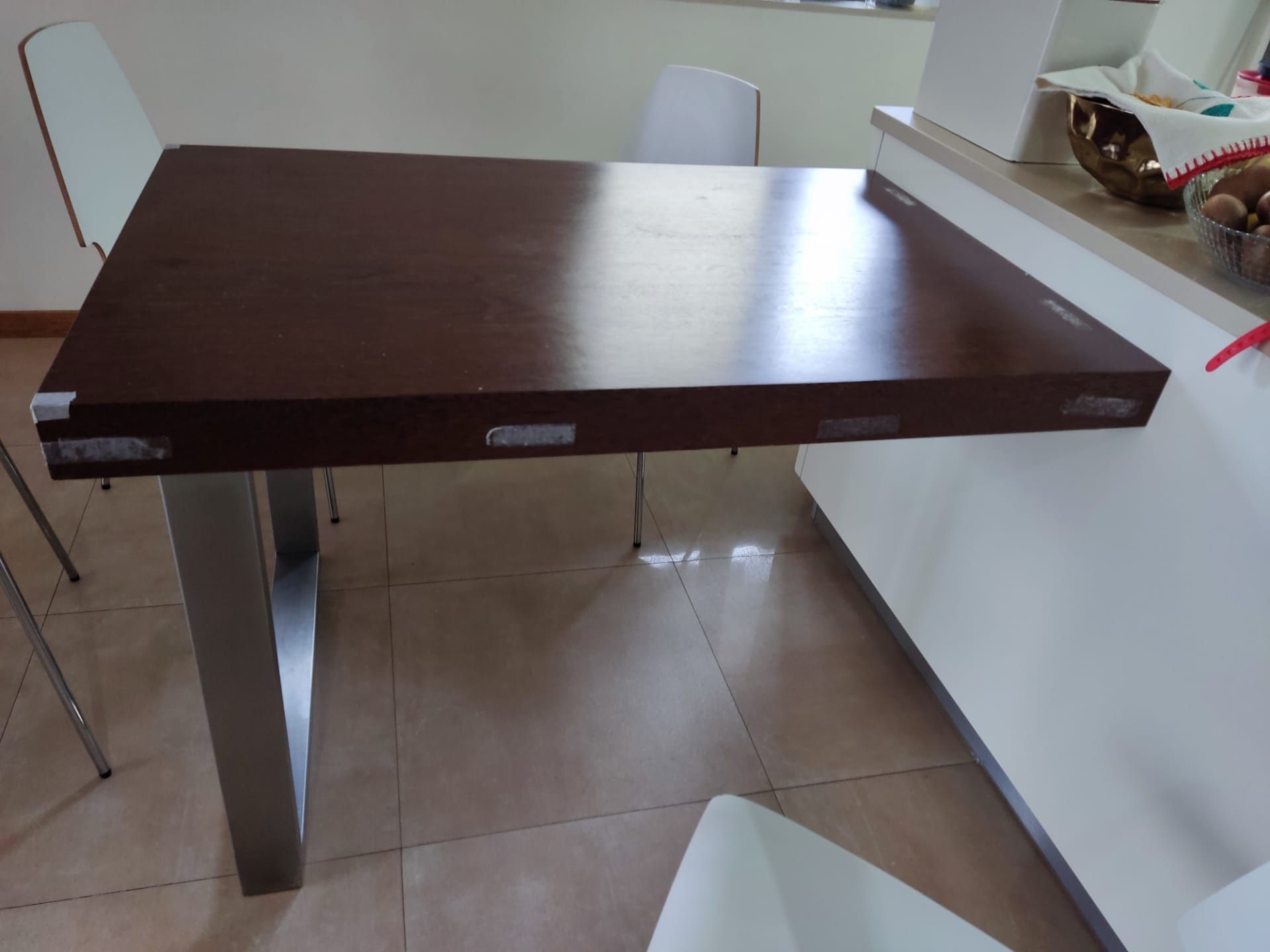 Mesa com tampo em sucupira e pé inox